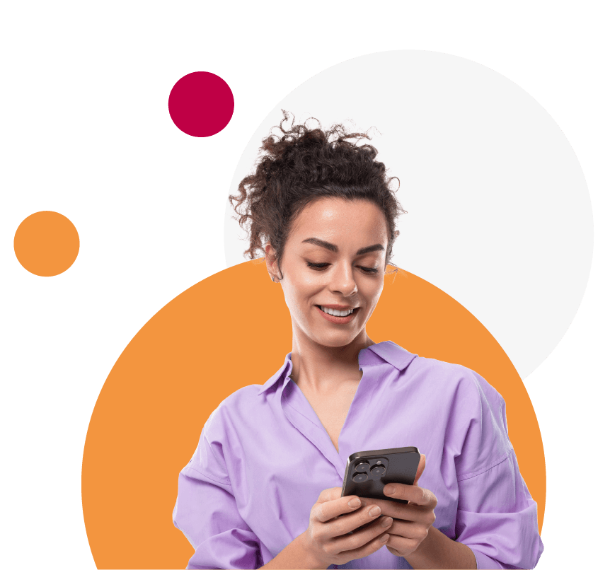 Mulher sorrindo enquanto usa o aplicativo MediQuo no celular para consulta médica online - Telemedicina 24 horas