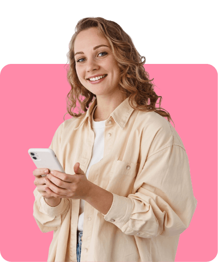Mulher feliz usando smartphone para acessar consultas médicas online MediQuo - Atendimento médico 24 horas